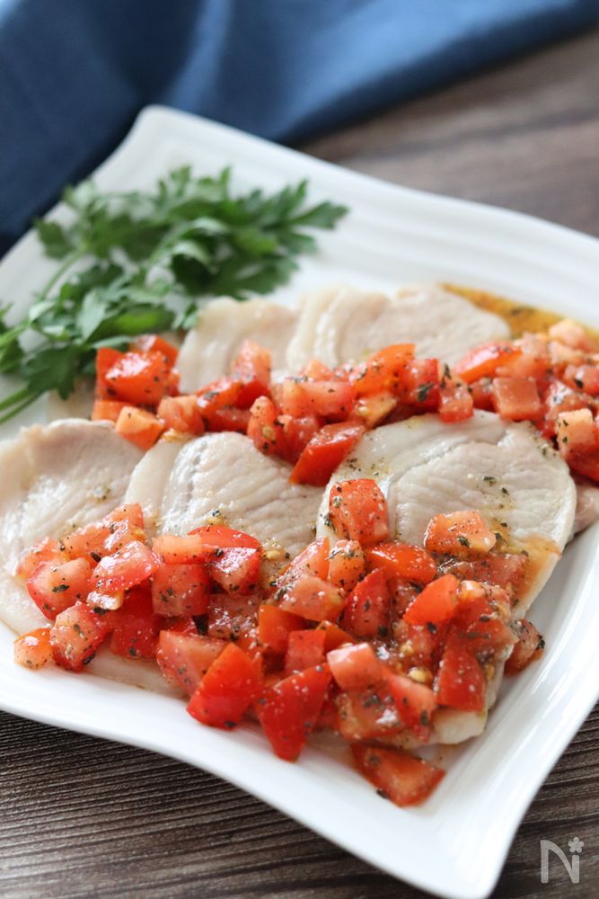 白い皿に盛られた豚ロースのトマトイタリアンソースがけ