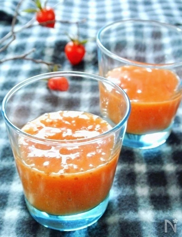 グラスに入った柿と柚子のスムージー