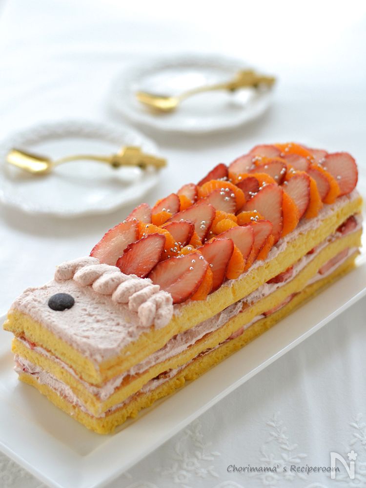白い皿に置かれたこいのぼりミルフィーユケーキ