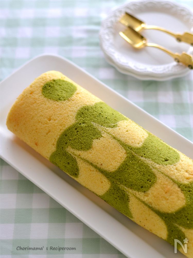 長方形の皿に置かれたこいのぼりロールケーキ