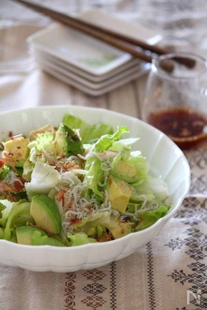 白色の器に盛られたレタスとアボカドの梅ポン酢ドレッシングサラダ