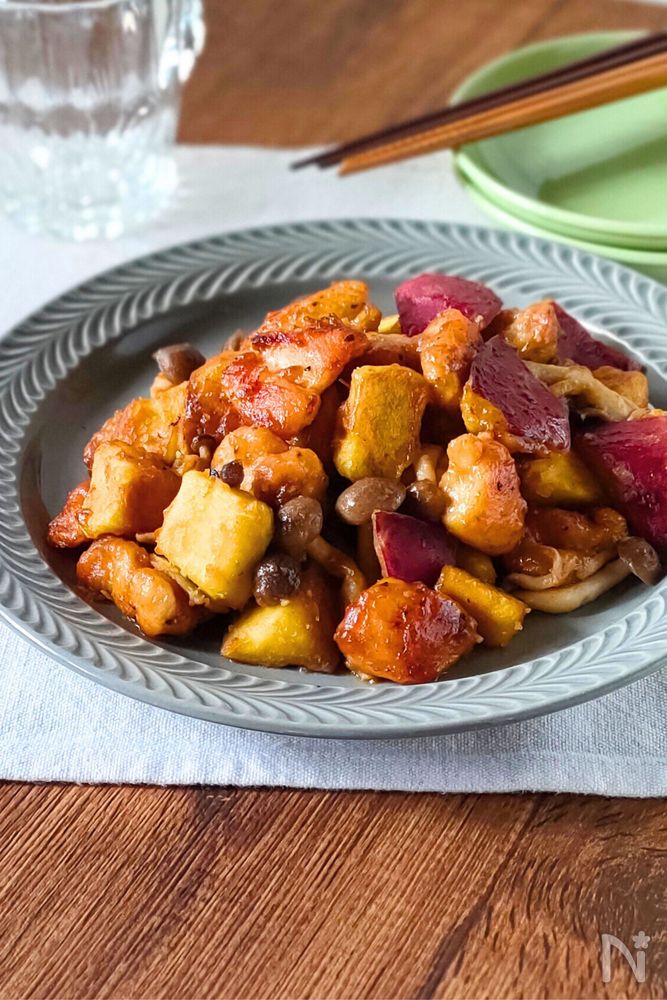 ブルーグレーの丸皿に盛られたガリバタさつまいもチキン