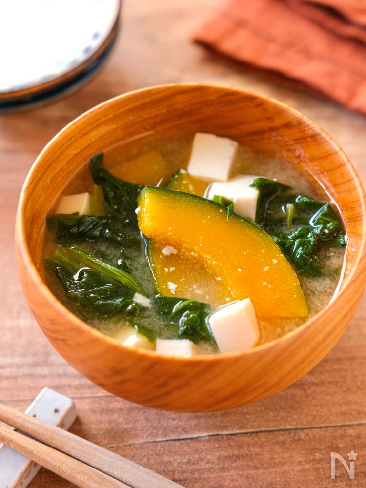 木製の椀に盛られたかぼちゃとほうれん草の味噌汁