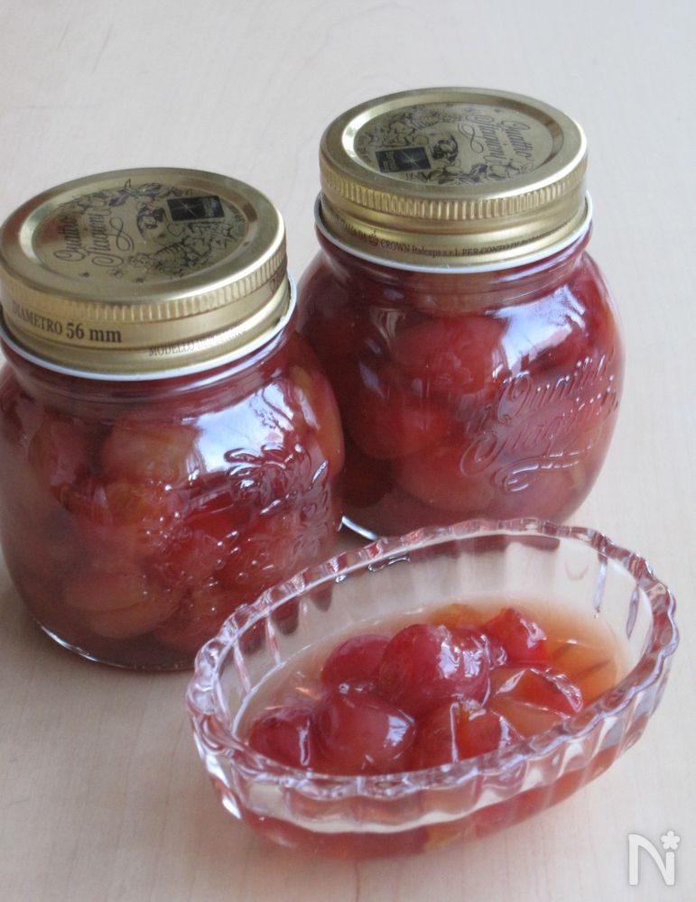 瓶に詰めたふたつのさくらんぼのコンポート