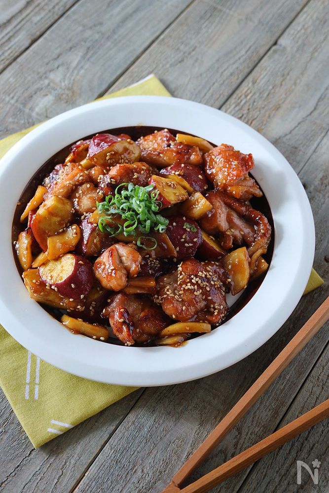 白い丸皿に盛り付けたさつまいもとりんごの甘辛炒め