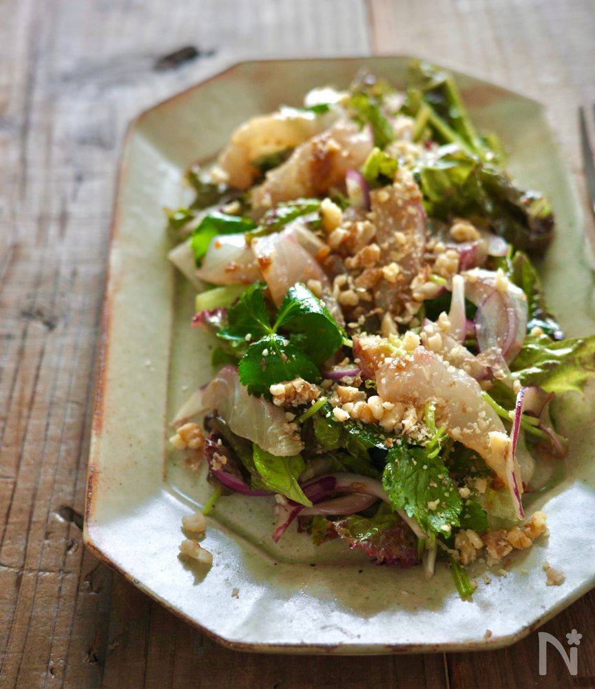 お刺身と三つ葉の麹サラダが皿に盛り付けられているところ