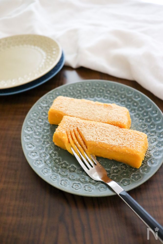 豆腐入りかぼちゃケーキにフォークを添えた様子