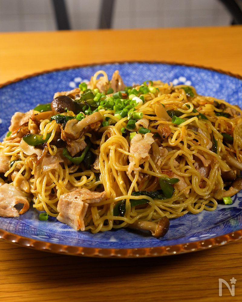 上海焼きそばが青い皿に盛り付けられているところ