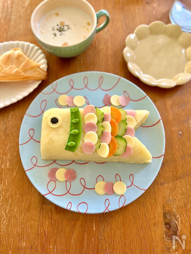 柄物の皿に盛りつけられたこいのぼりポテサラ