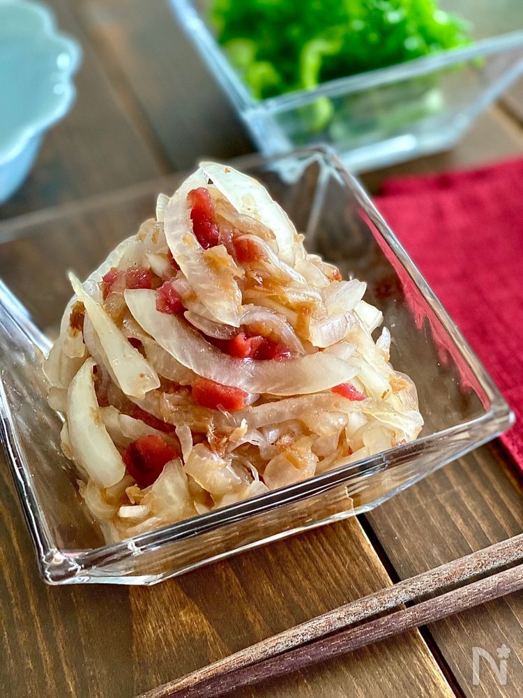 ガラスの器に盛られた新玉ねぎの梅おかかサラダ