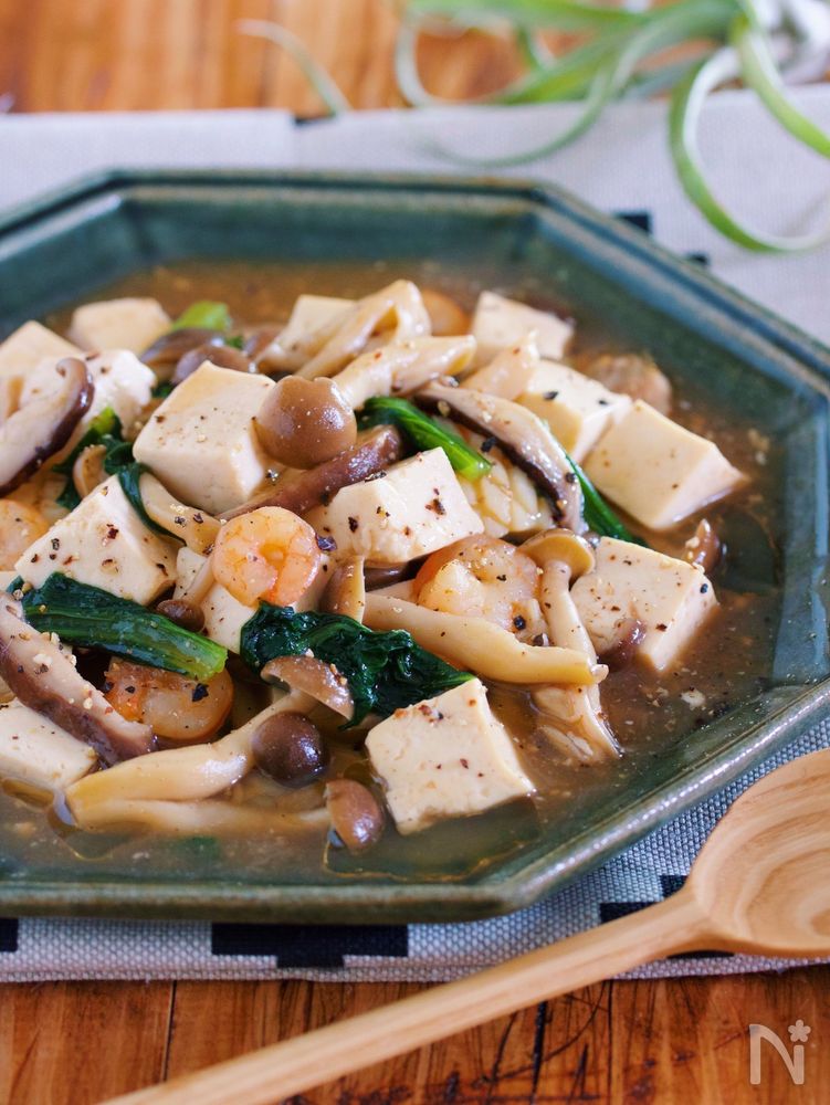 シーフードと豆腐のうま塩あんかけが皿に盛り付けられているところ