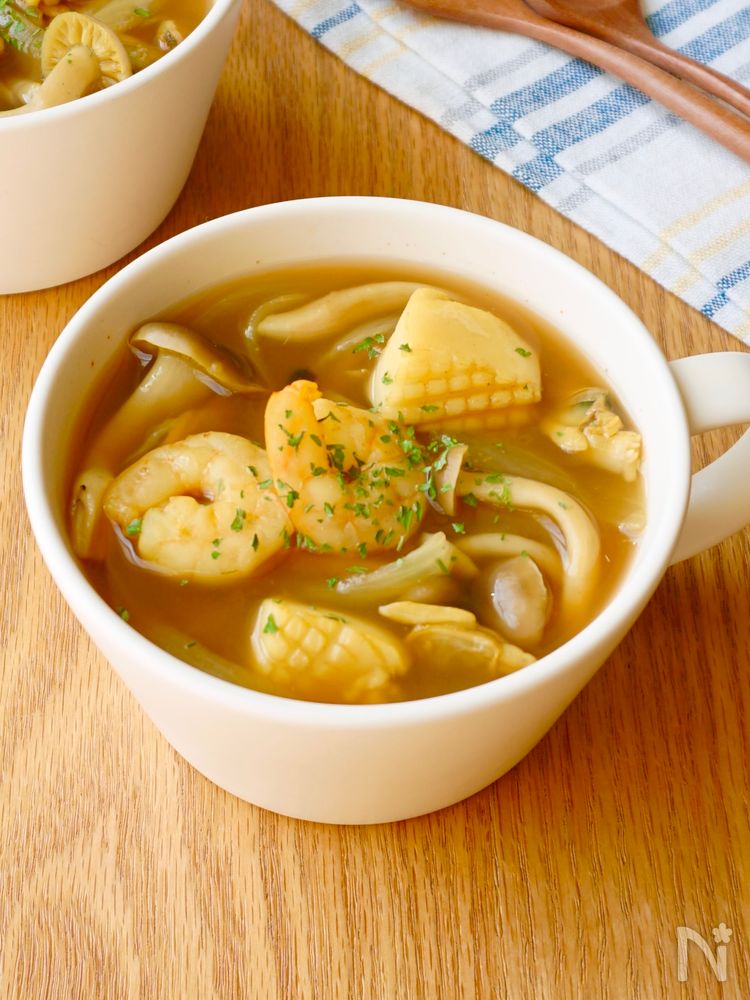 シーフードミックスを使ったカレースープがカップに入っているところ