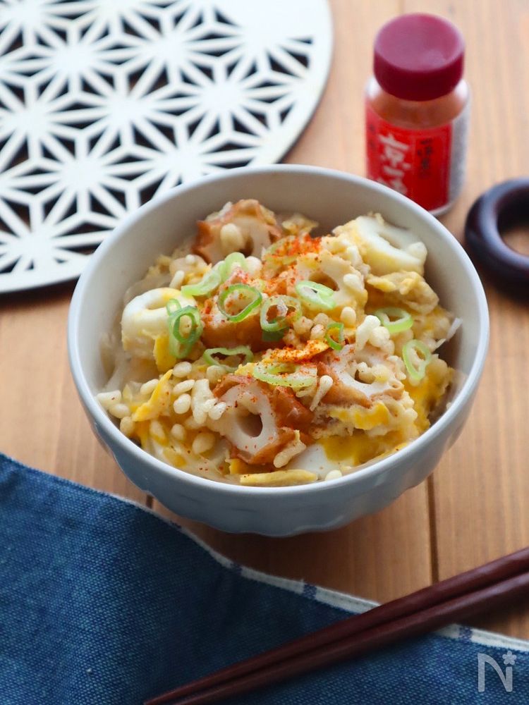 白い丼に盛り付けられたちくわの卵とじ丼