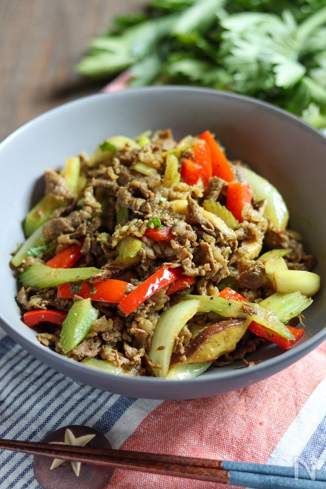 牛肉と野菜のカレー炒めが皿に盛り付けられているところ