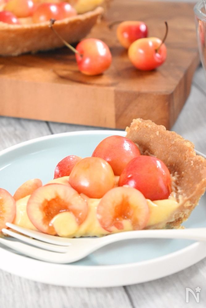 丸皿に切り分けたチェリータルトをアップで写した様子