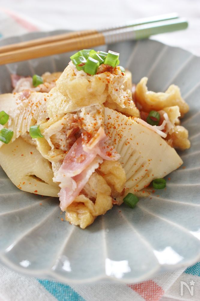 灰色の皿に盛られたたけのことベーコンの含め煮