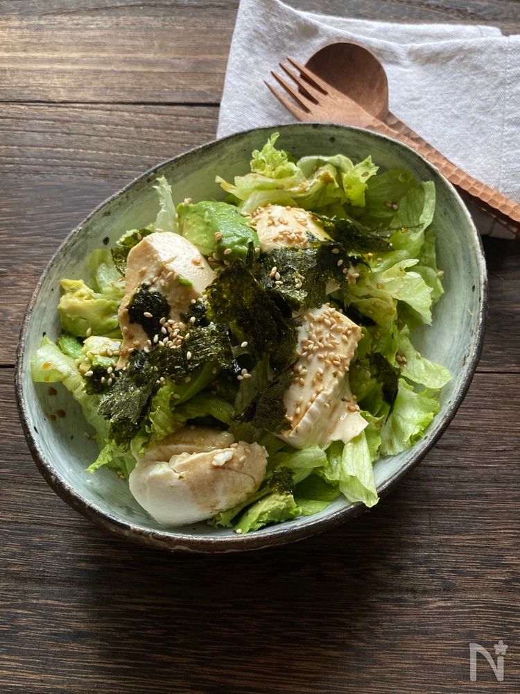 楕円の白色の皿に盛られたレタスとアボカドのわさびしょうゆサラダ