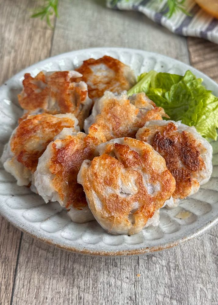 白色の皿に盛られたハッシュド里芋