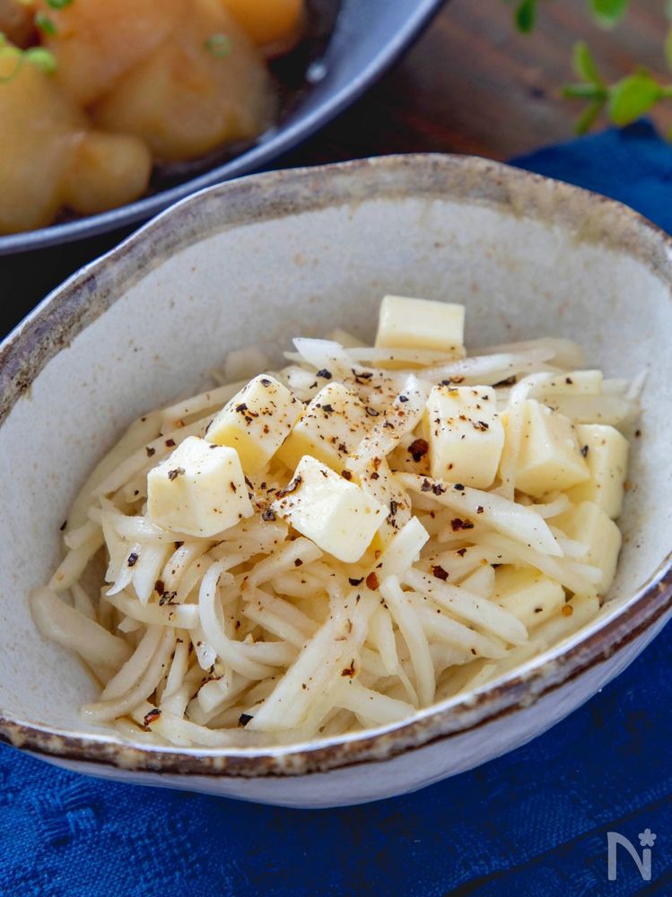 皿に盛られた菊芋とチーズの黒胡椒うま塩和え