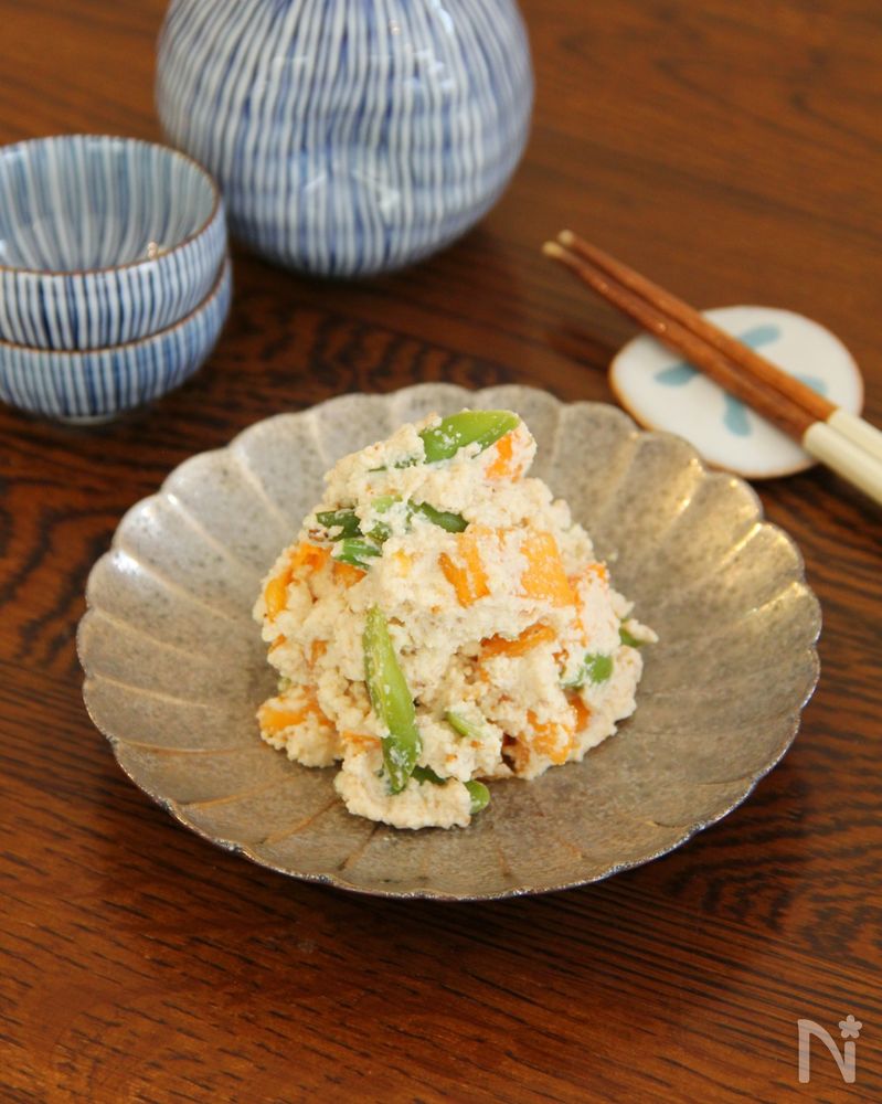 灰色の花型の皿に盛られた柿の白和え