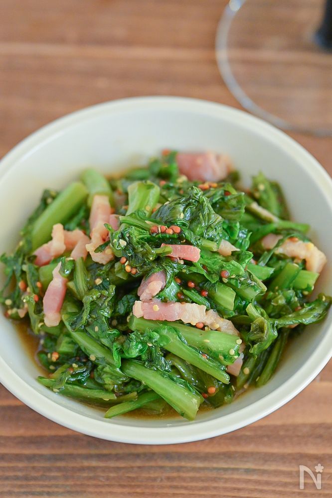 白い器に盛り付けたベーコンと春菊のマスタード炒め