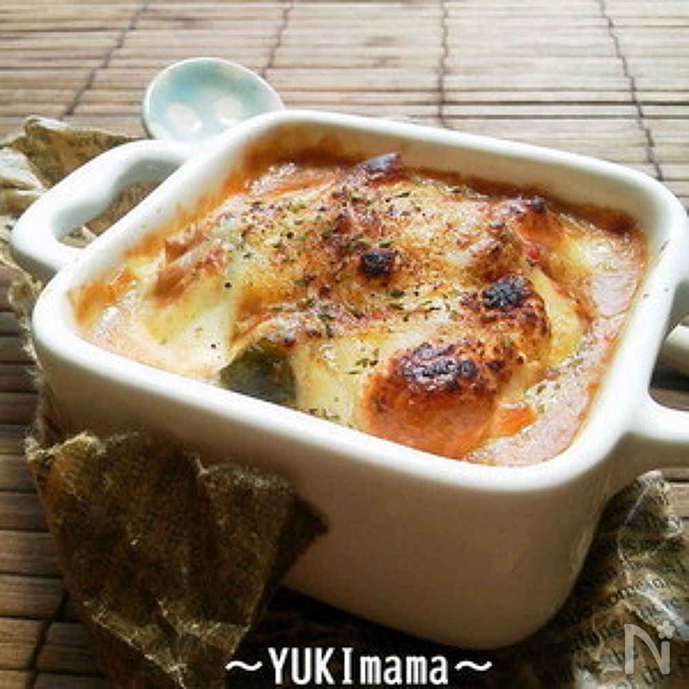 白い耐熱容器で作ったヘチマのさば缶グラタン