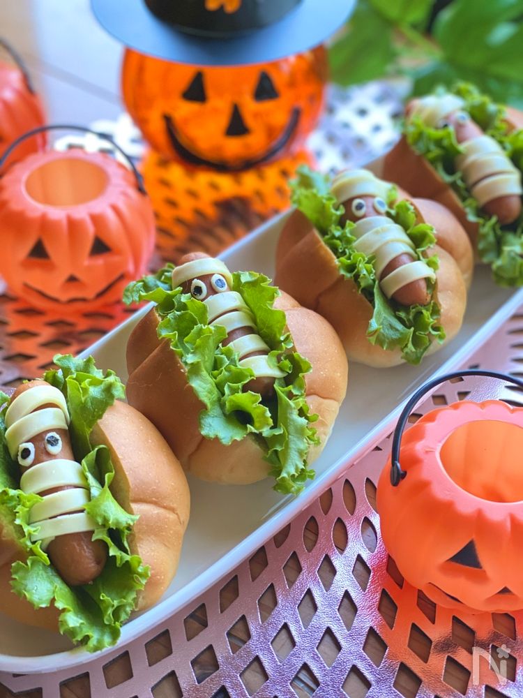 白い皿に盛り付けられたウインナーミイラのホットドッグ