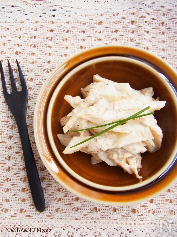 皿に盛られた菊芋の胡麻マヨ和え