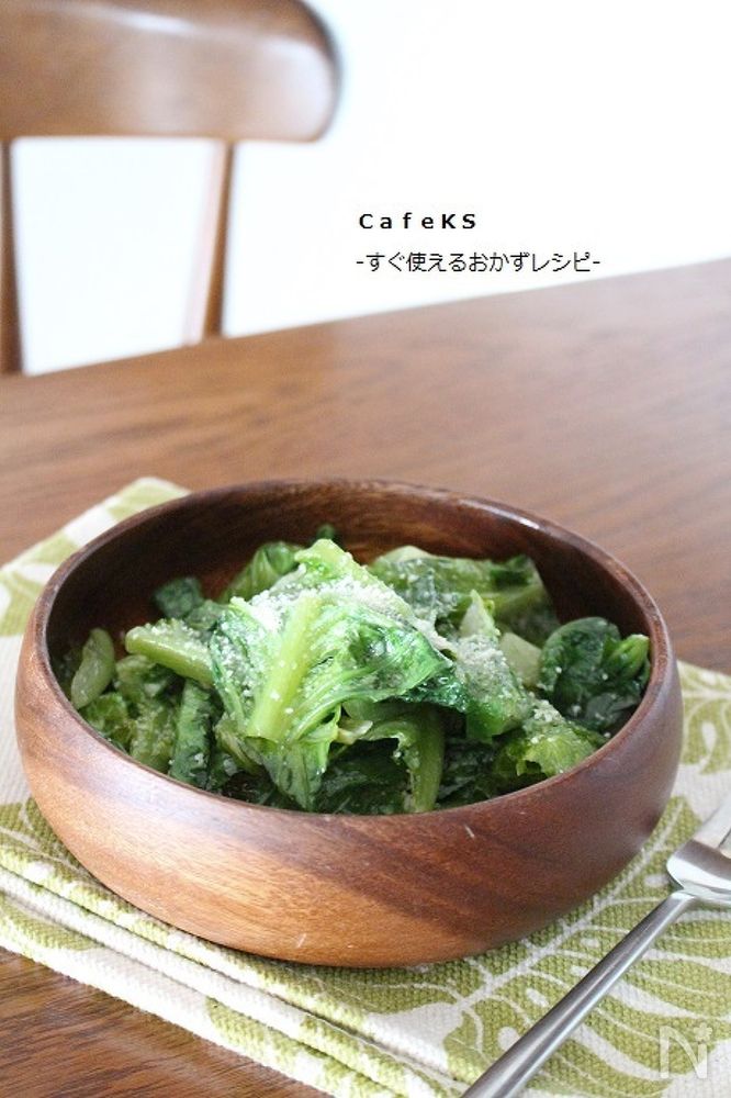 木の器に入ったロメインレタスのチーズ炒め