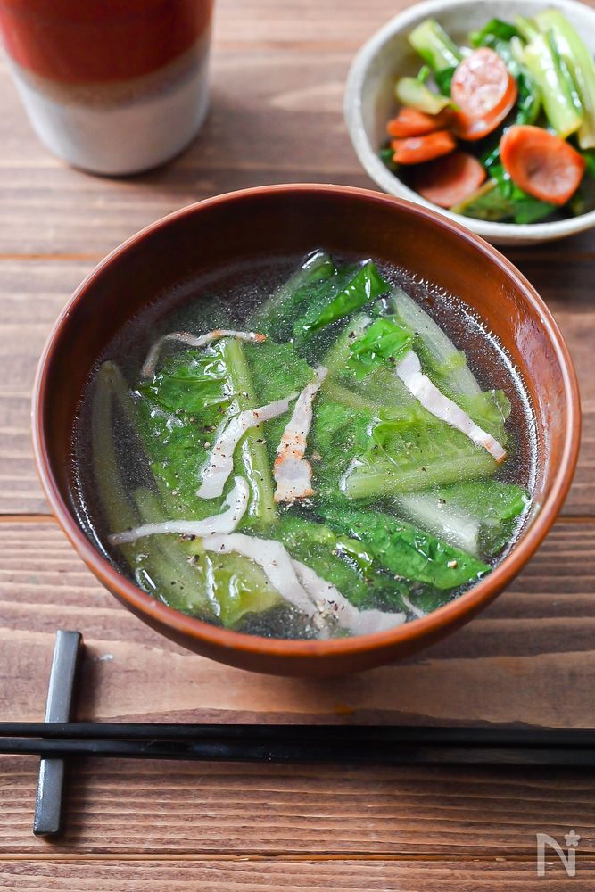 お椀に入ったロメインレタスとベーコンのスープ