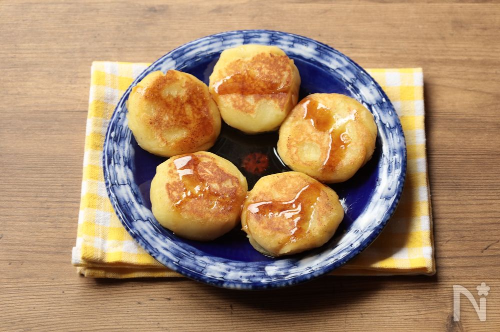 青色の皿に盛られたさつまいももち