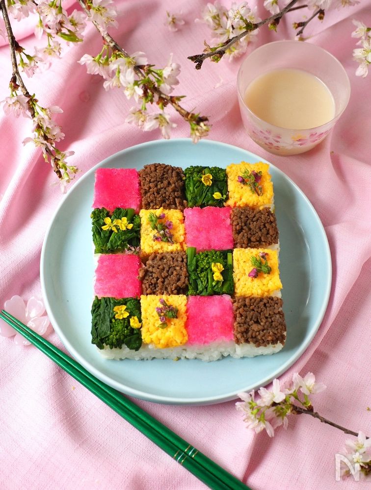 ブルーグレーの丸皿に盛られたそぼろの4色のモザイク寿司