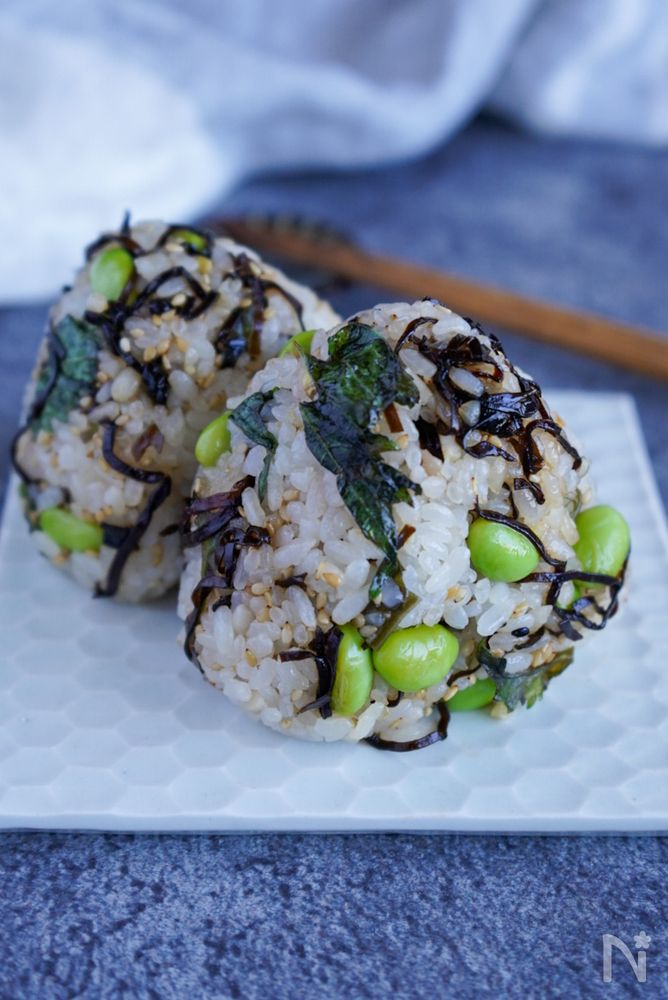 皿に置かれた枝豆塩こんぶおにぎり