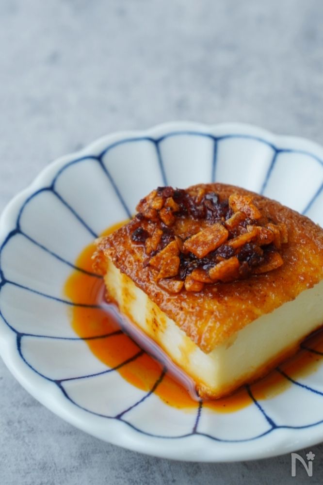 焼くだけなのにおいしい厚揚げ食べるラー油かけ