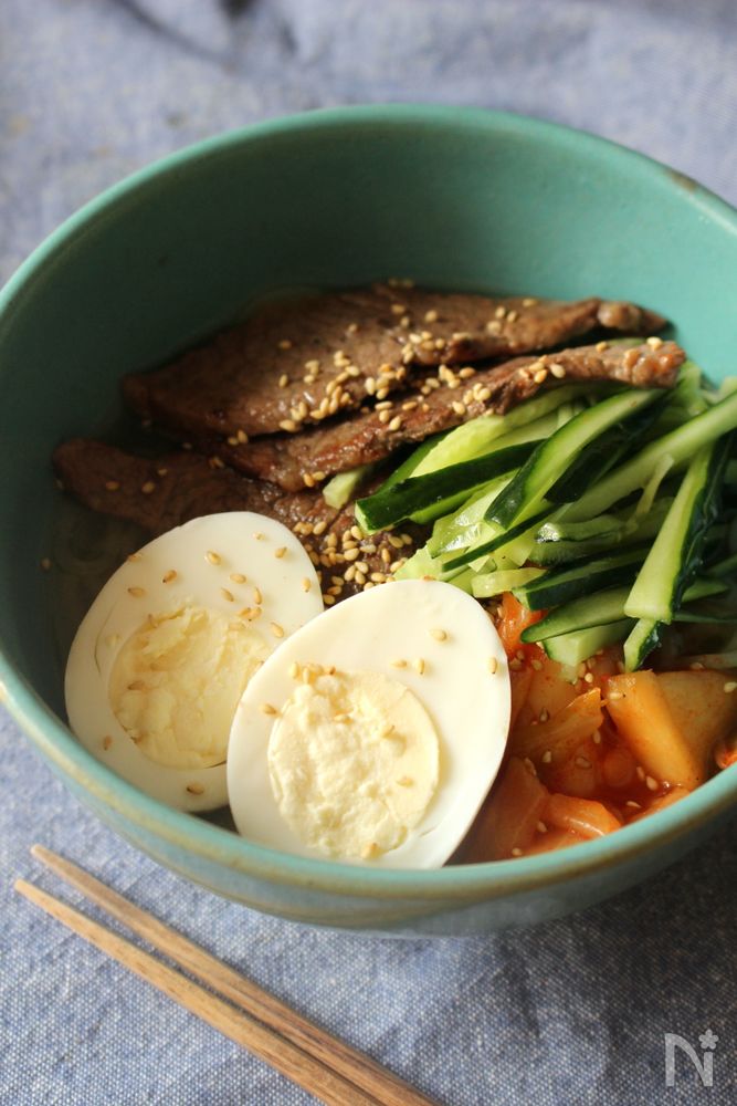 焼肉屋さんのような冷麺が器に入っているところ