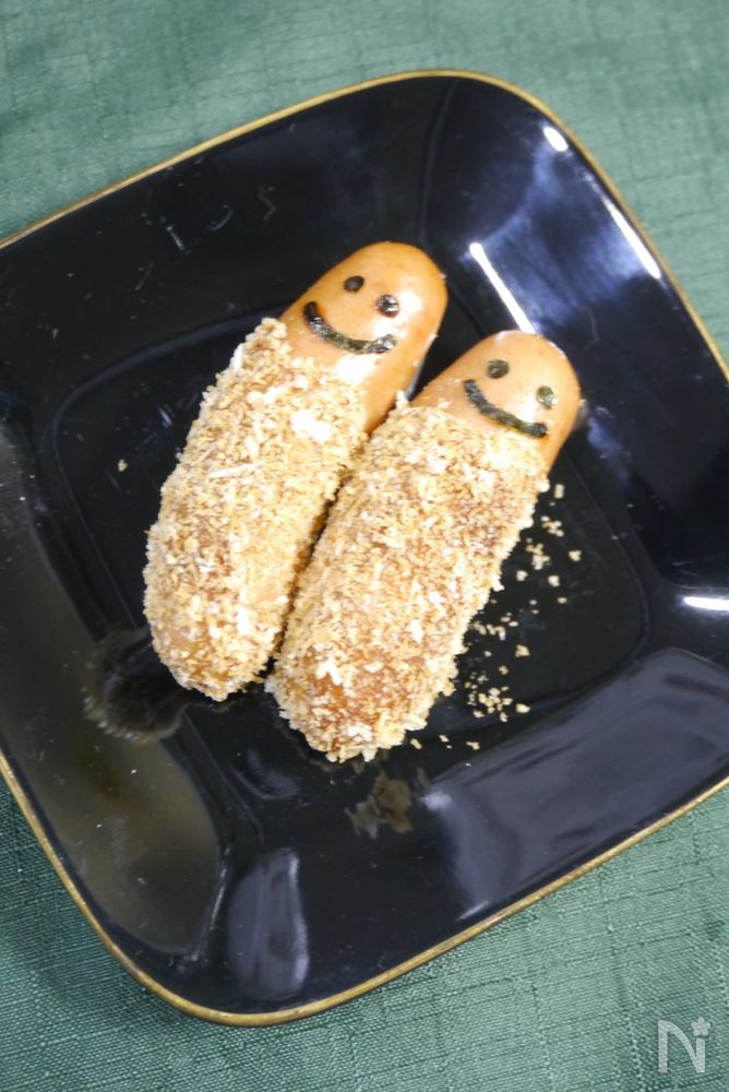 顔がデコられている揚げていないウインナーソーセージが並んでいるところ
