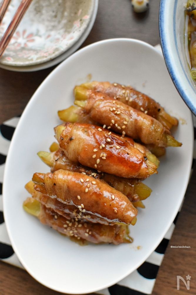 楕円の白色の皿に盛られたハヤトウリの豚ロース巻き