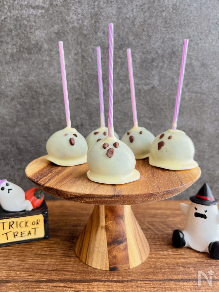 木製の皿に盛り付けられたおばけのロリポップ