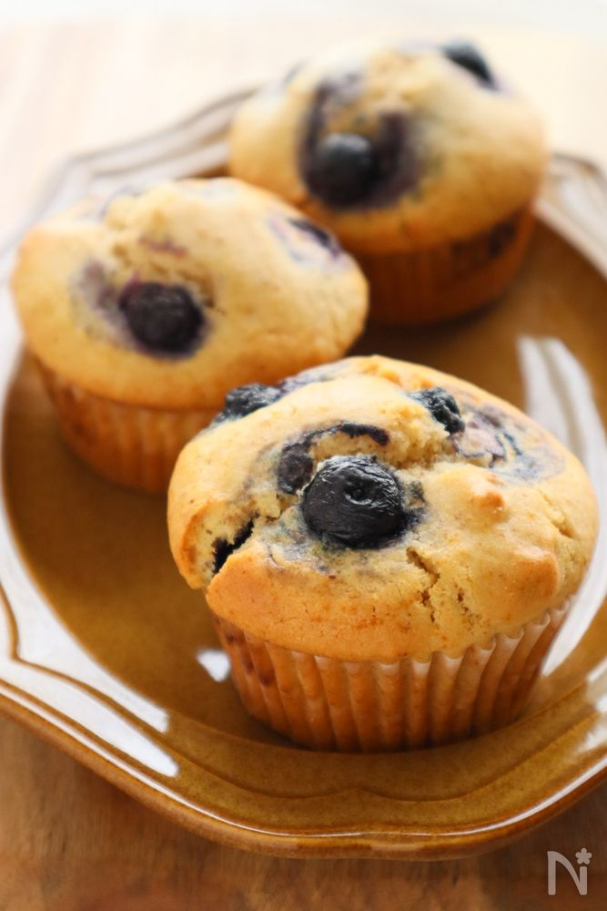 黄土色の皿にのせたブルーベリーとクリームチーズのマフィン