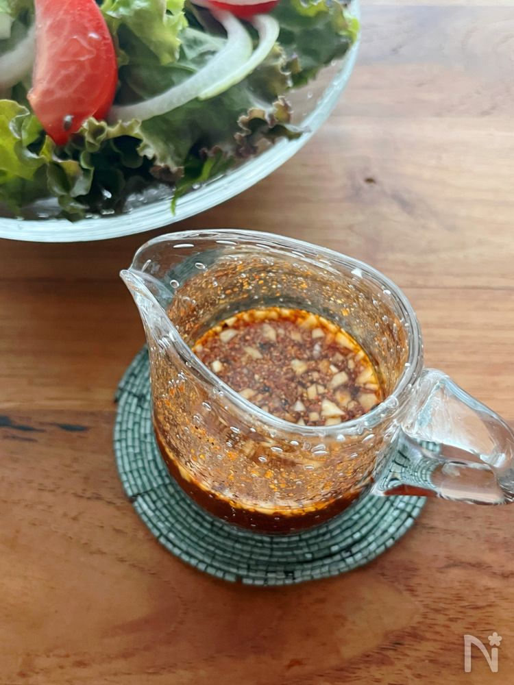 ガラスの器に入ったノンオイルピリ辛ドレッシングサラダ