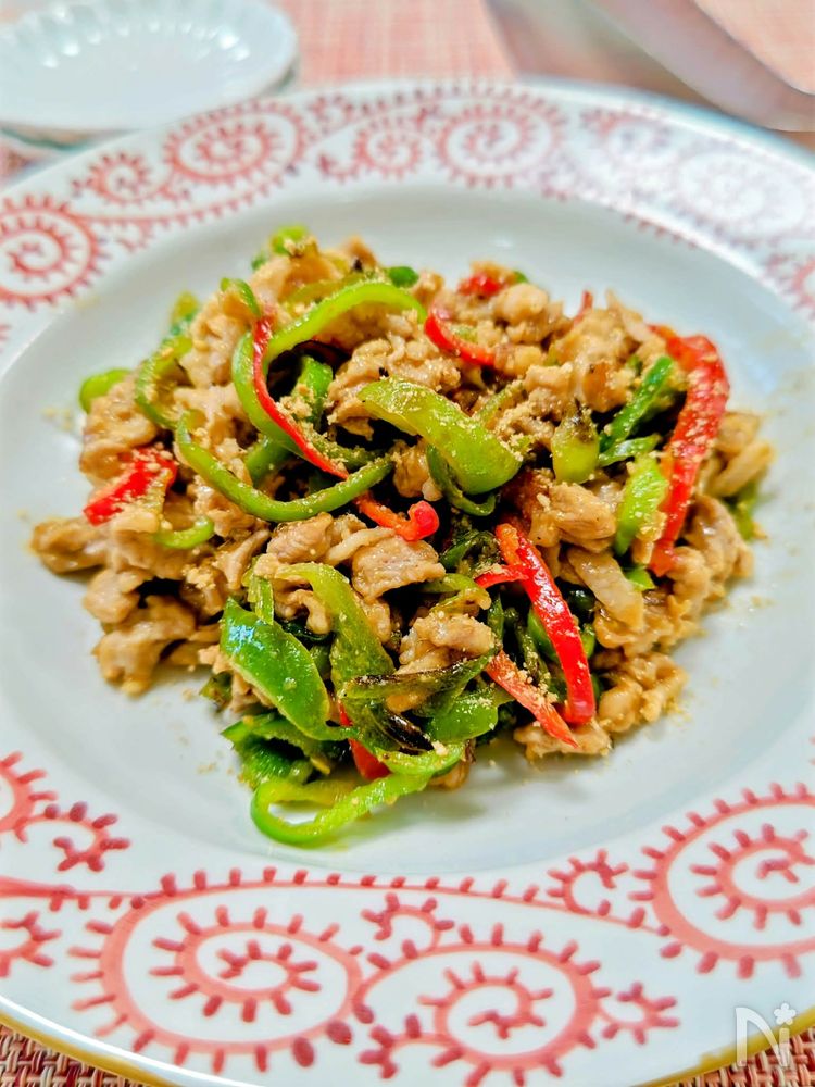 赤ピーマンと緑ピーマン、豚ロース肉のオイスター炒め