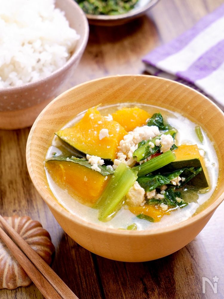 木製の椀に盛られたかぼちゃと鶏ひき肉の味噌汁