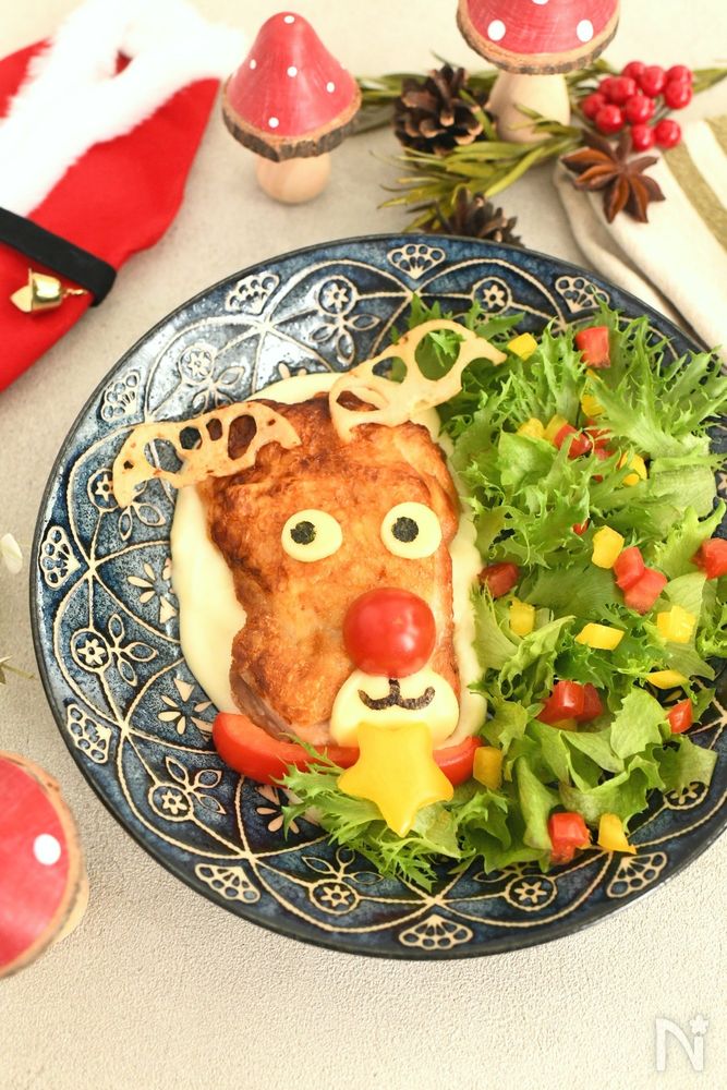 青い皿に盛り付けられたトナカイのチキンソテー