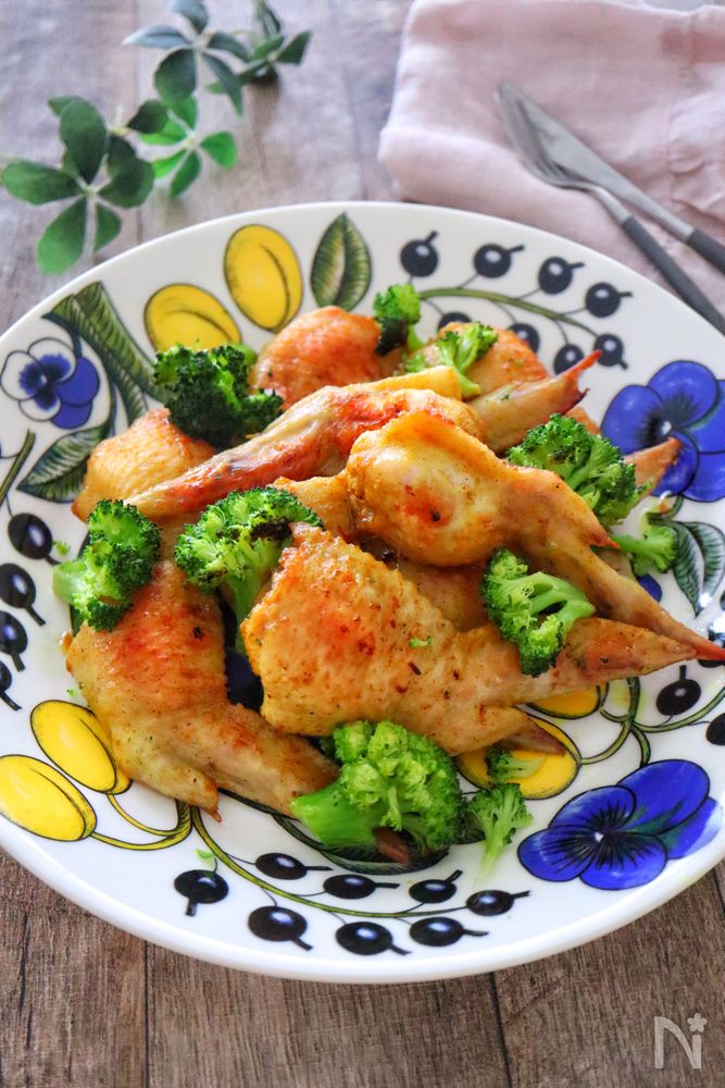 花柄の皿に盛られた手羽先のカレー塩グリル