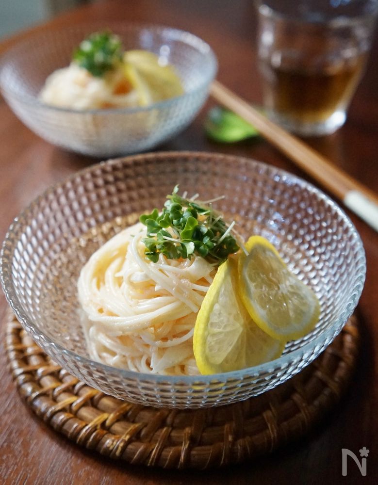 ガラスの器に盛り付けられたタラマヨそうめんサラダ