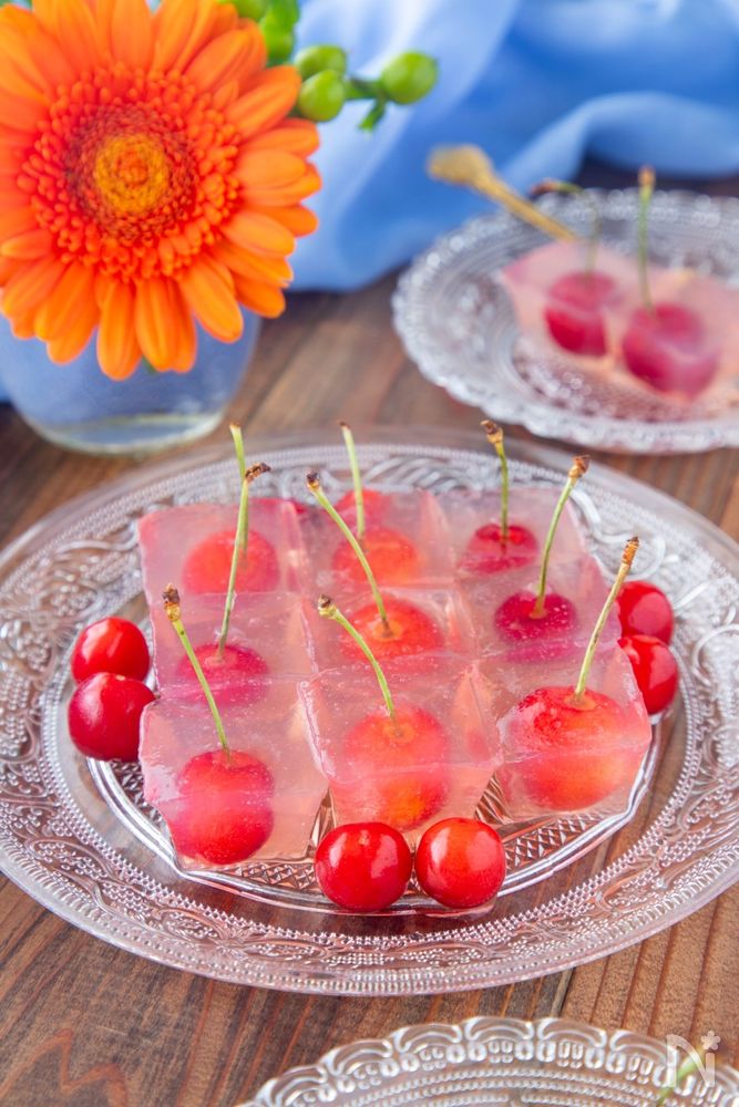 ガラスプレートに盛り付けた、宝石さくらんぼ