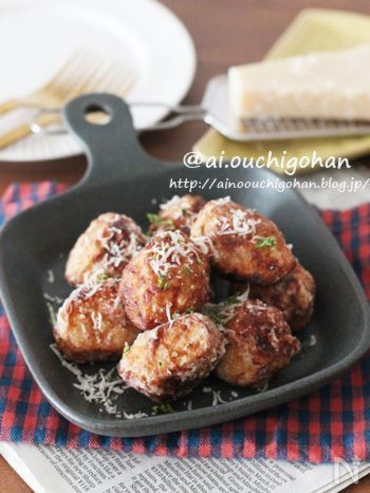 黒色の皿に盛られた里芋の唐揚げ