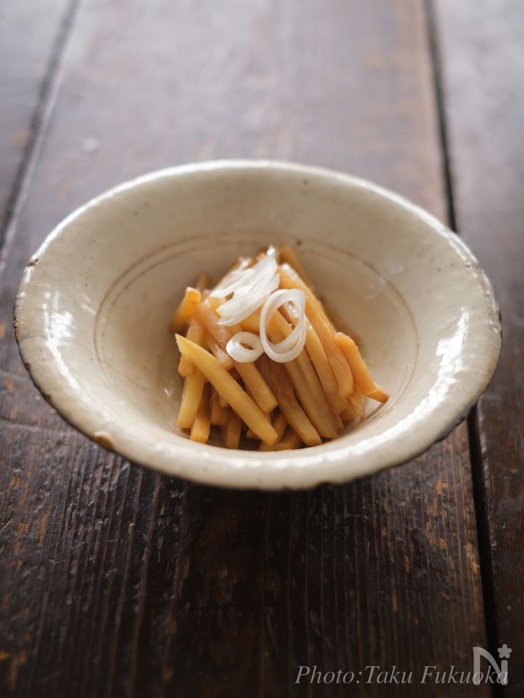 白色の器に盛られたたけのこの手作りメンマ