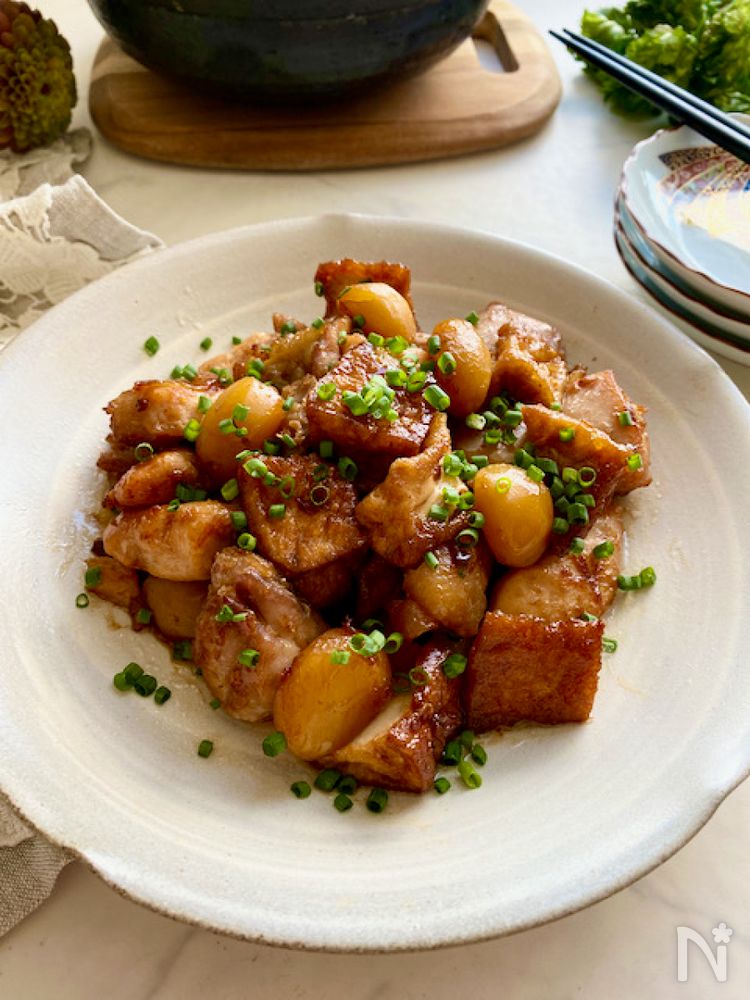 白色の丸皿に盛られた鶏肉と栗と厚揚げの照り煮