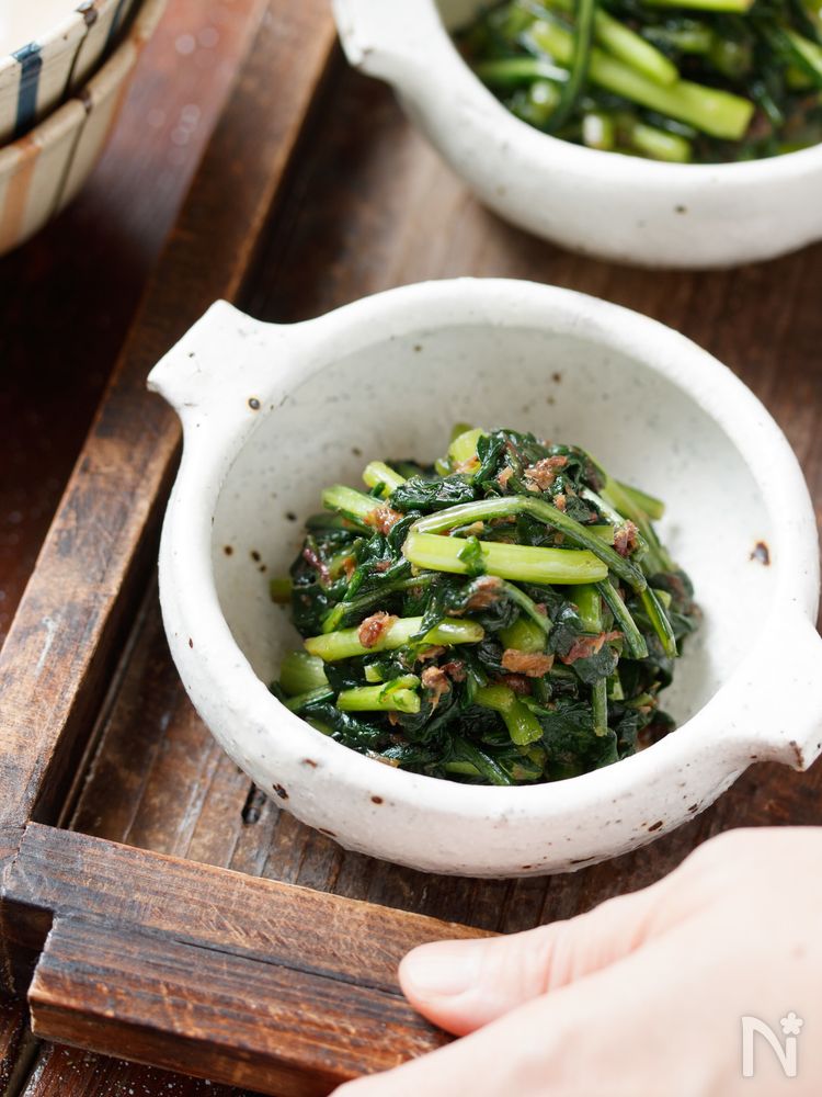 手付きの白色の器に盛られた春菊の梅おかかサラダ